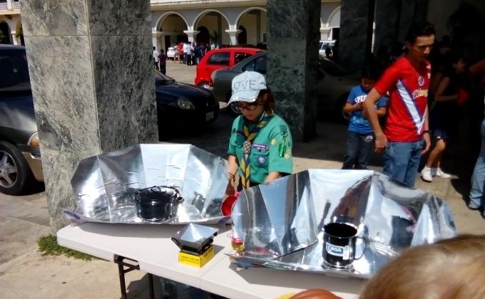 Presentación de cocina solar a la comunidad de la Divina Providencia