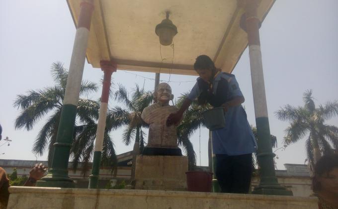 नगर पालिका फ़ैज़ाबाद के पार्को की हो रही सफाई।