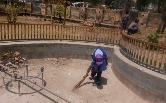 नगर पालिका फ़ैज़ाबाद के पार्को की हो रही सफाई।