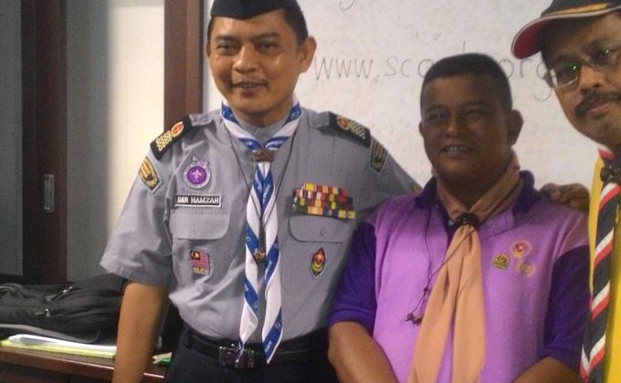 menjalankan latihan untuk adik adik pengakap di sek men gali raub pahang