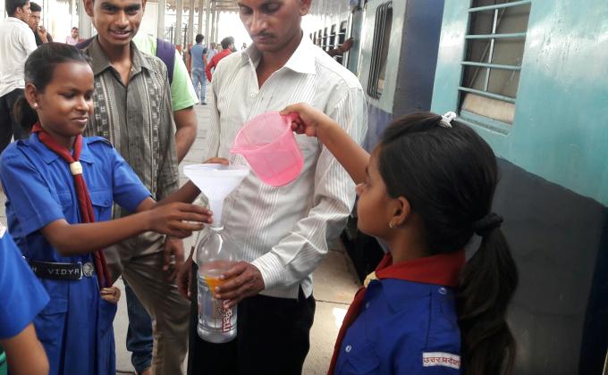 तृतीय चरण के निःशुल्क जल प्याऊ शिविर  में इंडियन स्काउट/गाइड ग्रुप के सदस्यों ने उत्शाह पूर्वक किया यात्रियों की सेवा।