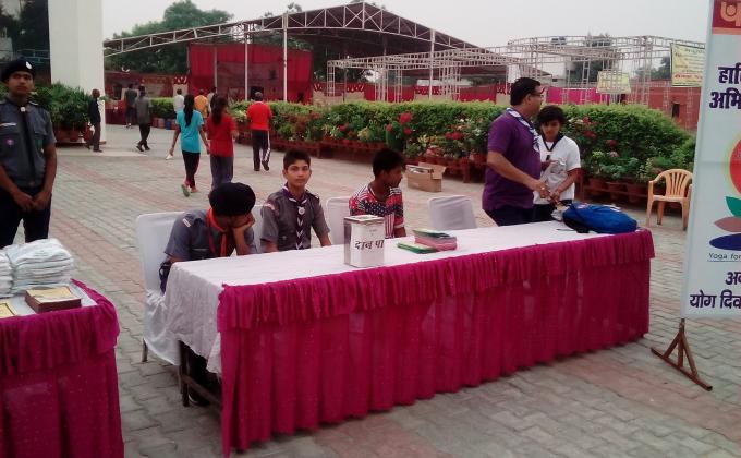 योग शिविर में सेवा करते स्काउट/गाइड 