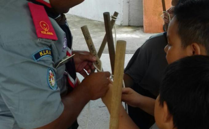 Latihan ikatan tali temali bersama kelana Politeknik