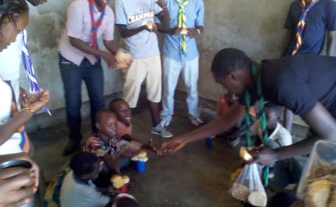 Partage du pain avec les enfants de la rue
