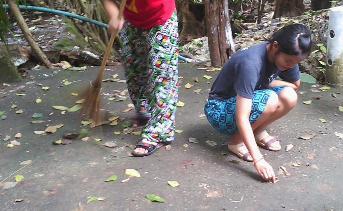 ทำความสะอาดบริเวณวัดถำ้วัวแดง