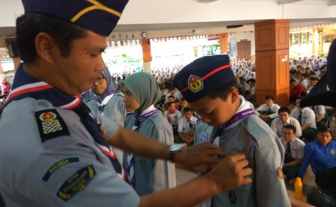 Penyampaian sijil dan lencana