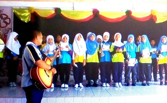 Latihan nyanyian lagu "bertemu dan berpisah" untuk majlis persaraan seorang guru.
