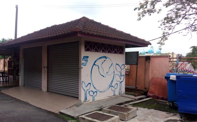 Menaiktaraf tempat pembuangan sampah.