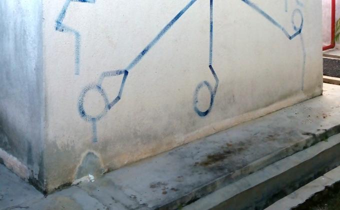 Proses lakaran dan catan mural "networking" pada dinding.
