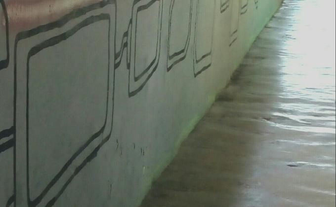Mural abad ke 21 di sepanjang koridor.