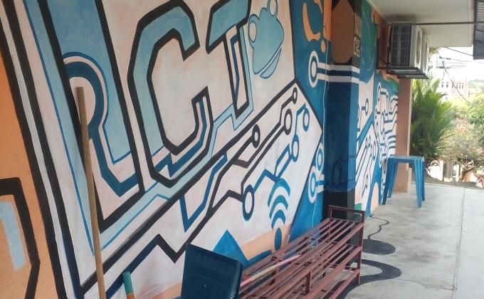 Naik taraf dan menceriakan bilik ict.