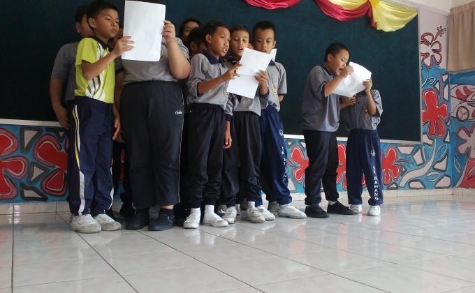 Belajar menyanyi lagu-lagu Pengakap.