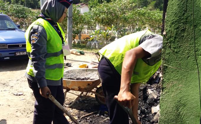 Gotong royong membersihkan tanah perkuburan.