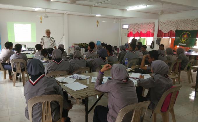 MEMERAH KERINGAT : KEM UJIAN LENCANA TERTINGGI PENGAKAP REMAJA (JAYADIRI DAN PERKHIDMATAN ; PERTOLONGAN CEMAS )