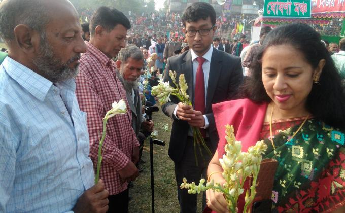 মুক্তি যোদ্ধাদের কে ফুল দিয়ে বরন 