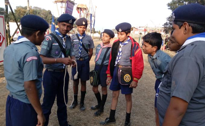 Teaching about knotting to the aspirant scout