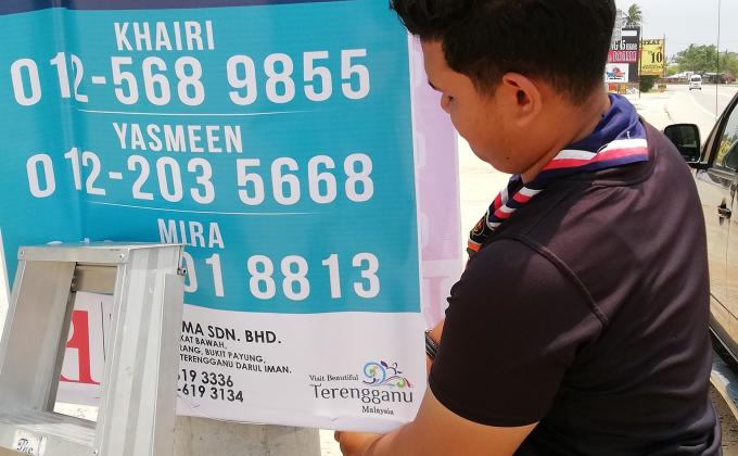 panas lit litt...kerja gantung banner hri ni