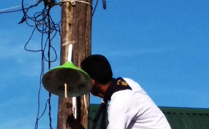 BRIGADA ESKWELA OVERLOAD 2018. Installation of shallow reflector lamp post