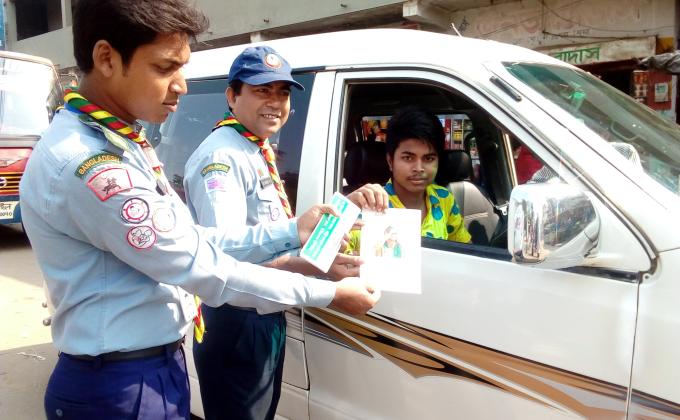 নিরাপদ সড়ক নিশ্চিত করণে জনসচেতনতা মূলক লিফলেট বিতরণ