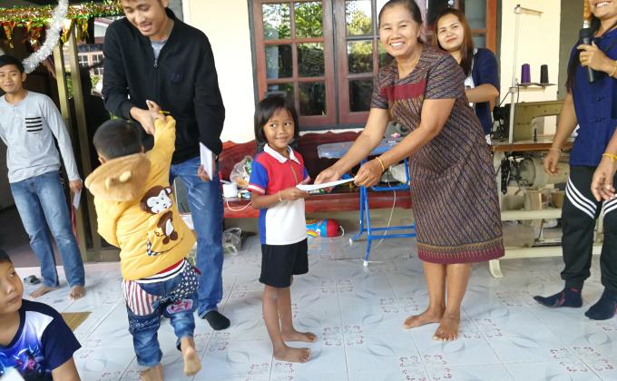 กิจกรรม​จับฉลากในงานปีใหม่ให้กับเด็กๆ