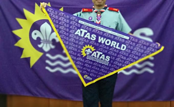 Menerima Lencana dan skarf ATAS