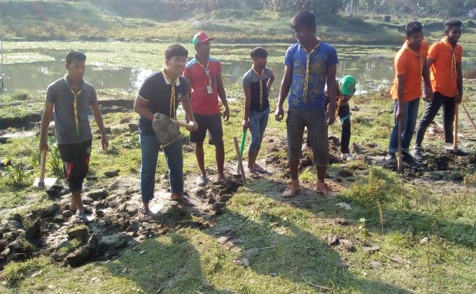 মাটি কেটে রাস্তা তৈরি