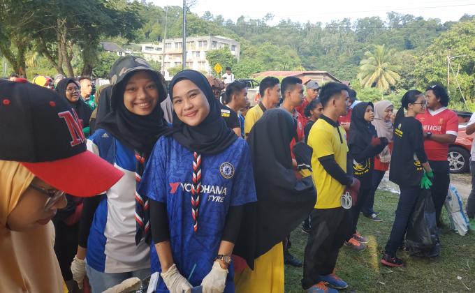 Membersihkan Pantai Pasir Putih Sandakan