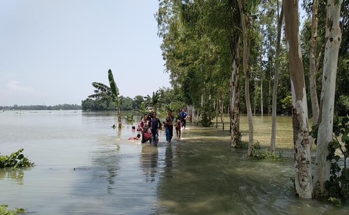 বন্য কবলিত দের সেবা দান 
