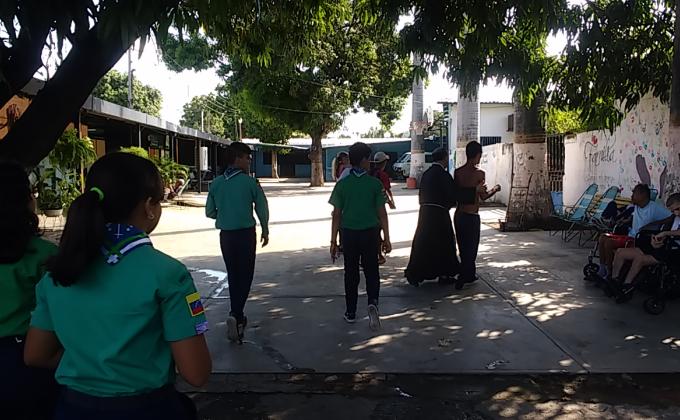 Llevando sonrisas y una mano amiga a la casa Hogar de los Hermanos Franciscanos de la Cruz  Blanca Maracay, Edo Aragua