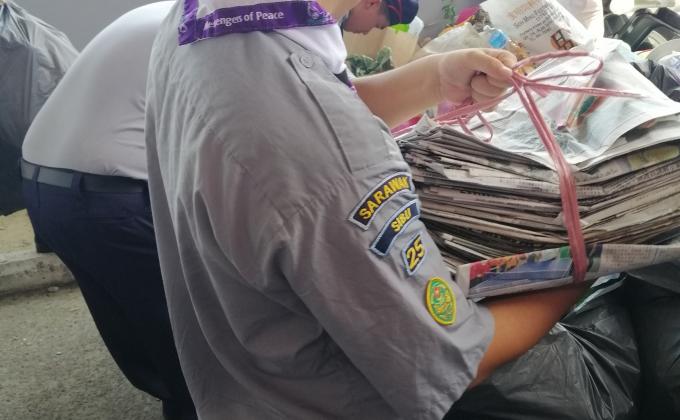 Memberi barangan kepadasibu kidney foundation 