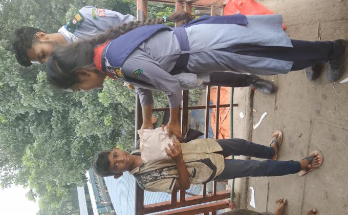 পথশিশুদের মাঝে খাবার বিতরণ।
