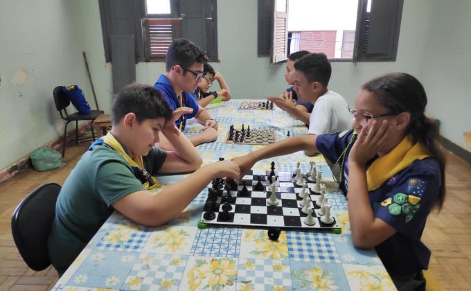 A boa ação ensinando Xadrez