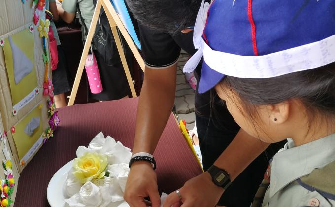 กิจกรรม​สอนเด็กพับดอกกุหลาบ​จากทิชชู่​เนื่องในวันสันติภาพโลก