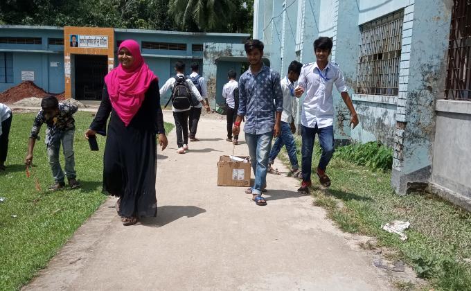 কলেজ ক্যাম্পাস পরিষ্কার পরিচ্ছন্ন 