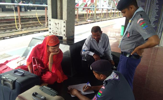 Railway Station pr pesenger se feedback late hue... 