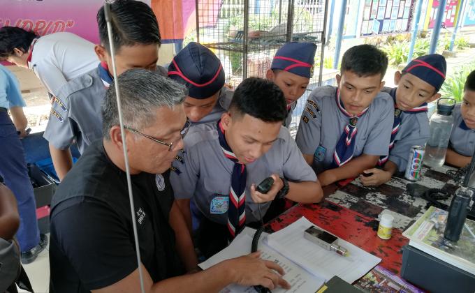 Jota Joti menghubungkan persahabatan Pengakap di Seluruh Dunia. 