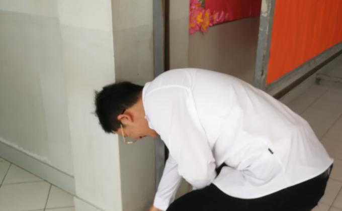 เก็บขยะเพื่อรักษา​ความสะอาด​ในโรงเรียน​ 