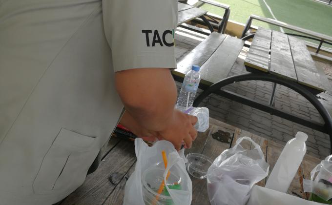 เก็บขยะ​ที่ทิ้งแล้ว​ ไปทิ้งถังขยะ​