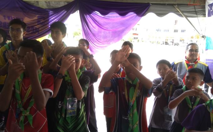 Berkhidmat sebagai pengiring murid.