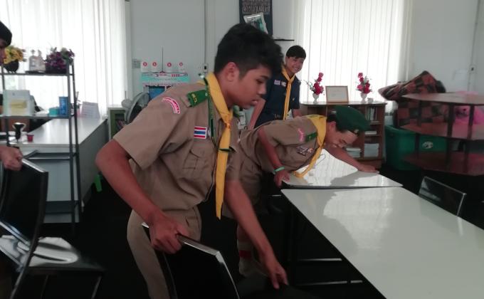 หมู่​ลูกเสือปลาหมึกช่วยจัดห้องประชุม