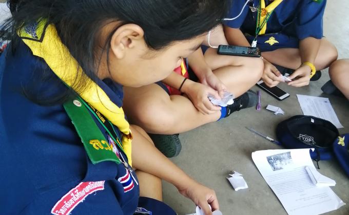 อาสาประดิษฐ์​พวงมาลาจากของเหลือใช้