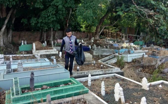 Membersihkan Tanah Perkuburan Islamiah Tawau