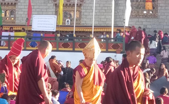 Crowd Controling at Thri Goen Pema Working Monestry