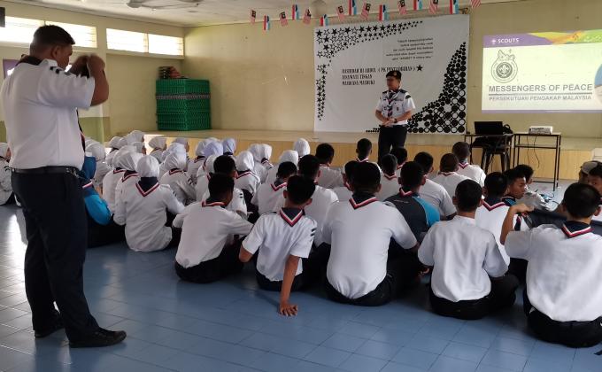 Menjadikan Ahli Pengakap Ke-13 SMK Kuhara Tawau sebagai Utusan Keamanan.
