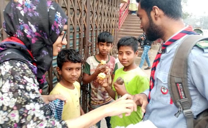 পথ শিশুদের মাঝে খাবার বিতরন কর্মসূচী