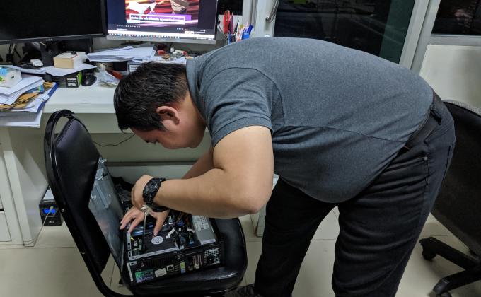 ทำการซ่อมคอมพิวเตอร์ห้องปฏิบัติการ