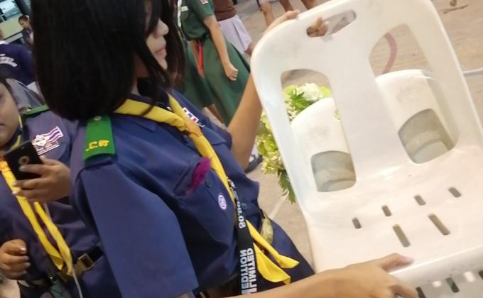 ช่วยเก็บเก้าอี้ในวันงานกิจกรรมลูกเสือผู้นำสันติภาพ 2562