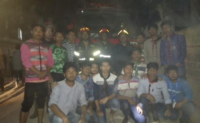 রংপুর  শালবন মিস্ত্রি পারায় আগুন নিয়ন্ত্রণের কার্যক্রম। 