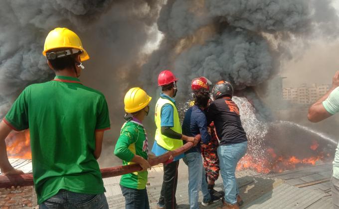 মিরপুর রুপনগর শেয়ালপাড়া ট-ব্লক বস্তিতে অগ্নিকান্ড 