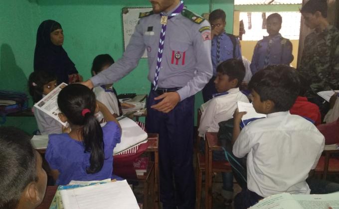 করোনা ও ডেঙ্গু সচেতনতায় লিফলেট বিতরণ